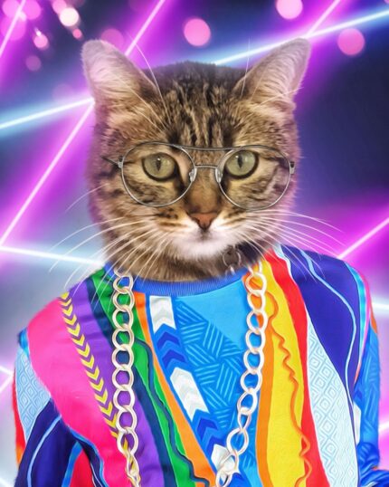 Büyük gözlüklü, renkli 80'ler tarzı süveter giymiş ve altın zinciri olan bir tekir kedi, neon lazerlerin önünde poz veriyor. Bu, evcil hayvanınızın benzersiz stilini vurgulayan Oldies Pop Period #1 - Özel Tasarım Tuval Tablo gibi özel sanat eserleri için mükemmel bir seçimdir.