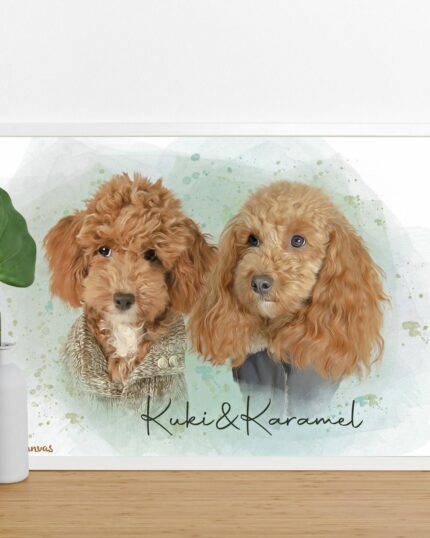 Çerçeveli, özel tasarımlı, iki kıvırcık saçlı kahverengi pudelin resmedildiği bir evcil hayvan kanvas illüstrasyonu. Altında Kuki & Karamiel yazısı yer alıyor. Açık mavi suluboya arka plan üzerinde, vazo ve yeşil yapraklı bir bitkinin bulunduğu ahşap bir yüzeyin üzerinde duruyor.