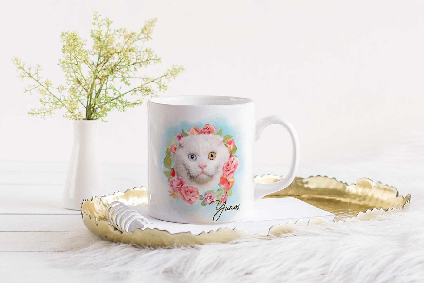 Çiçek Çelenk Özel Tasarım Kupa – No#7, çiçeklerle çevrili renkli bir kedi illüstrasyonu ve "Ginza" ismiyle masanıza özel evcil hayvan kanvas sanatının cazibesini getiriyor. Çiçek Çelengi Özel Tasarım Kupa – no#7, çiçeklerle çevrili renkli bir kedi illüstrasyonu ve "Ginza" ismiyle masanıza özel evcil hayvan kanvas sanatının cazibesini getiriyor.