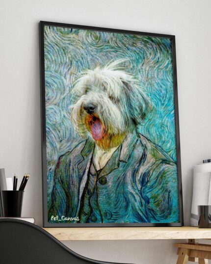 Özel Tasarım Tuval Tablo – Yaşayan İnsanlar #6 – Van Gogh, Van Gogh'tan esinlenerek tasarlanmış, takım elbise giymiş tüylü bir köpeği tasvir ediyor. Tablo, beyaz bir duvarın önünde, kalem ve kağıtların yanında modern bir masanın üzerinde çerçevelenmiş olarak sergileniyor.