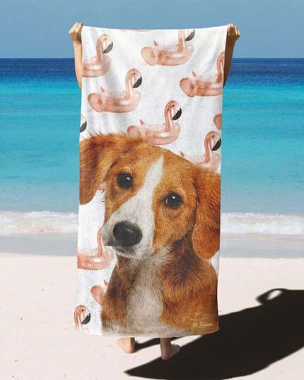 Bir kişi, canlı bir ananas baskısı ve arka planda turkuaz renkli okyanus suyu bulunan Özel Tasarım 3D Baskılı Plaj Havlusu – Ananas'ı elinde tutarak kumlu bir plajda duruyor.