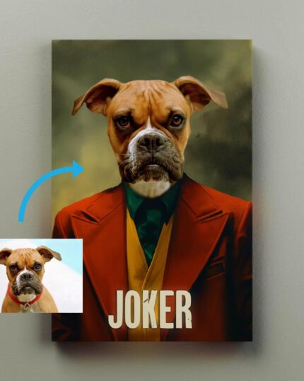 Özel Tasarım Tuval Resmi – Film Karakteri #9 – Joker, kırmızı takım elbise giymiş komik bir "JOKER" karakterine dönüşen bir köpeği gösterir ve bir ok, orijinal fotoğraftan bu komik resmi parodisine dönüşümü gösterir.