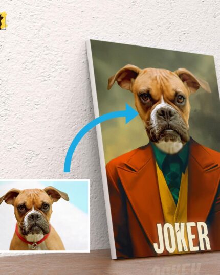 Solda kahverengi bir köpeğin fotoğrafı görünüyor ve sağdaki portreye bir ok işaret ediyor. Bu portrede köpeğin yüzü, Joker kostümü giymiş bir kişinin yüzüne eklenmiş durumda — Özel Tasarım Tuval Tablo — Film Karakteri #9 — Joker.