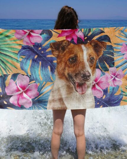 Dalgaların çarptığı kıyıda duran bir kişi, Özel Tasarım 3D Baskılı Plaj Havlusu – Tropikal Yapraklar'ı tutuyor – kumlu bir arka plana karşı kişiselleştirilmiş kanvas baskı için mükemmel bir ilham kaynağı.