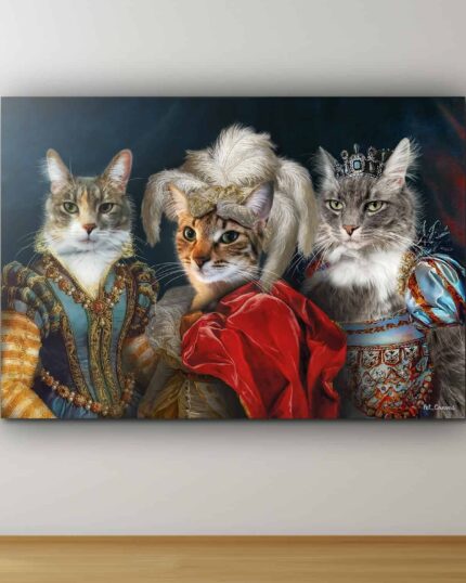 "Üç Kraliçe Kız Kardeş - Özel Tasarım Evcil Hayvan Tuval" adlı eser, zengin kumaşlar, mücevherler ve taçlarla süslenmiş kraliyet kıyafetleri giymiş üç kediyi, ahşap zeminli minimalist bir odanın duvarında zarif bir şekilde sergiliyor.
