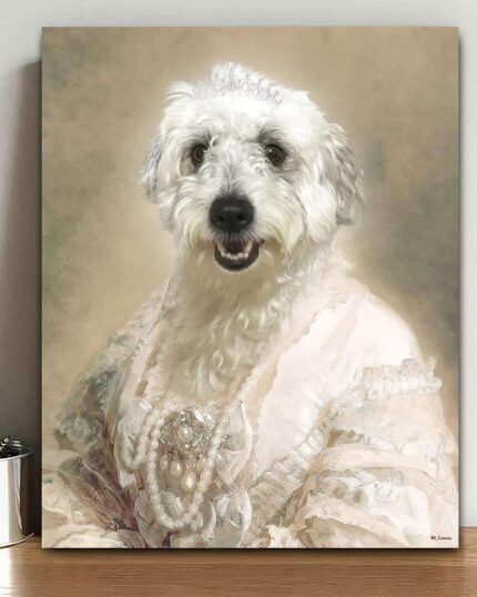 The Queen #11 - Özel Evcil Hayvan Kanvasında, taç, süslü elbise ve incilerle süslenmiş beyaz, tüylü bir köpek, kraliyet portresi tarzında tasarlanmış ve metal bir kalem kabının yanında ahşap bir yüzey üzerinde sergilenmektedir.
