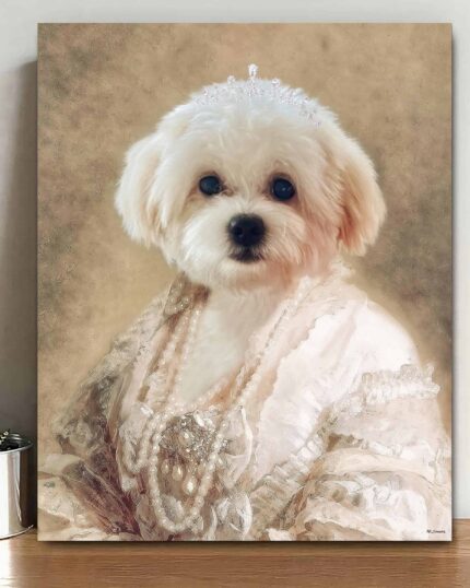 The Queen #11 - Özel Evcil Hayvan Tuvalinde, mücevherli taç ve fırfırlı ve incili vintage kıyafetler giymiş küçük tüylü beyaz bir köpek, kraliyet portresi tarzında tasarlanmış ve büyüleyici bir özel sergi için ahşap üzerine basılmıştır.