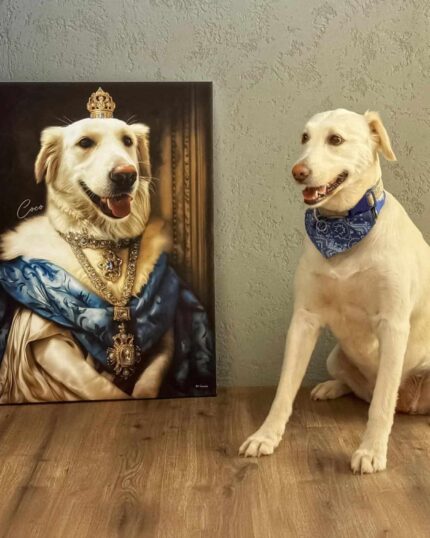 Mavi bandanalı beyaz bir köpek, "Regal Feline Elegance - Custom Royal Pet Portrait" adlı eserin yanında ahşap zeminde oturuyor. Eserde, köpek, dokulu gri bir duvarın önünde taç ve mücevherlerle kraliyet üyesine yakışır bir şekilde giydirilmiş olarak resmedilmiş.