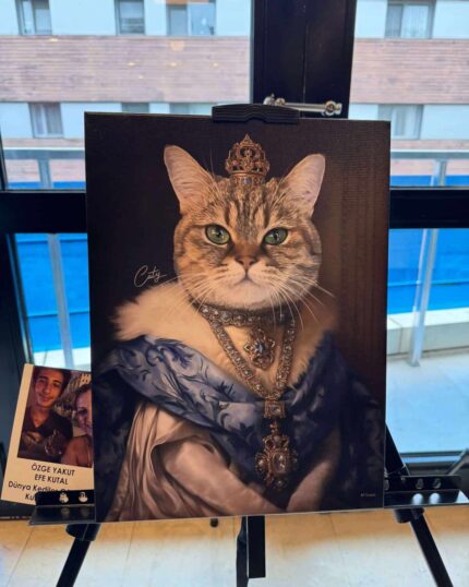 "Regal Feline Elegance - Özel Kraliyet Evcil Hayvan Portresi", iç mekanda bir şövale üzerinde mücevherlerle süslenmiş kraliyet kıyafetleri giymiş görkemli bir kediyi gösterir. Köşede gülümseyen bir kişinin fotoğrafı ve binanın dışını gösteren büyük pencereler yer alır.