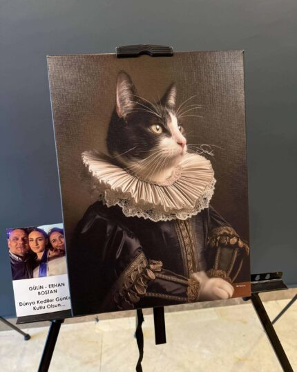 On an easel, the “Sir Dracula – Custom Design Pet Canvas” displays a black and white cat in a historical costume with lace collar. Nearby are a small photo of two people and a Turkish note celebrating World Cat Day.