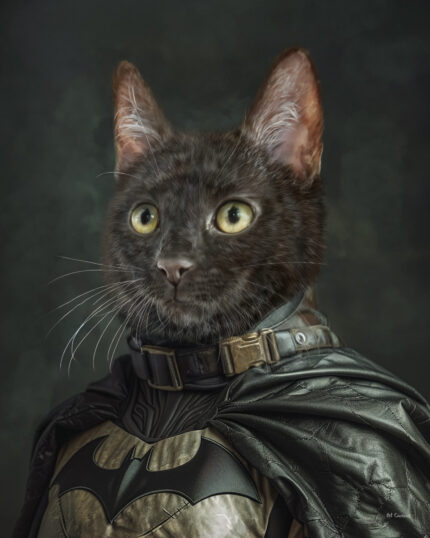 Siyah bir kedi, sarı-yeşil gözleri ve siyah pelerin ile yarasa amblemi bulunan detaylı bir Batman kostümü giymiş, koyu renkli bir arka planın önünde duruyor — The Batman's Pet – Custom Design Pet Canvas için ideal bir seçim.